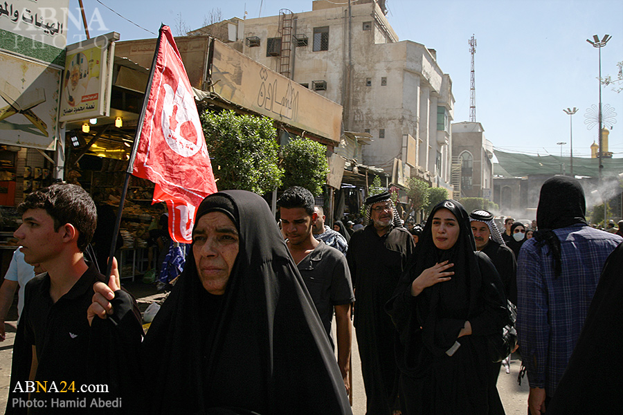 تقرير مصور / زوار أربعينية الإمام الحسين(ع) يؤدون الزيارة الاربعينية عند حرمي سيد الشهداء (ع) واخيه العباس (ع) 