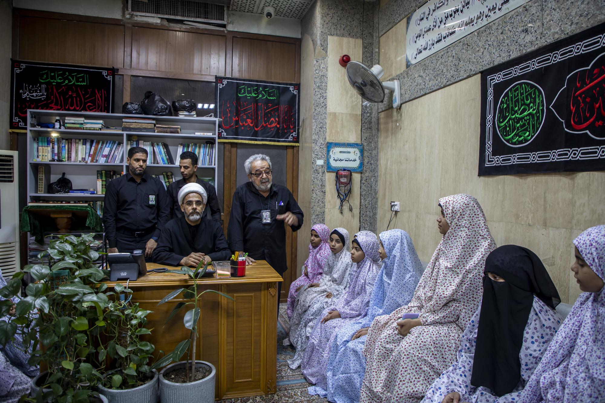 العتبة العباسية توزع الحجاب على المكلفات من زائرات الأربعين+(صور)