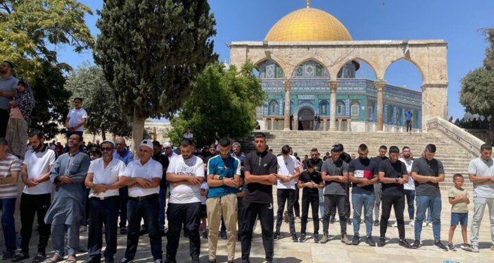عشرات الآلاف يؤدون صلاة الجمعة في المسجد الأقصى