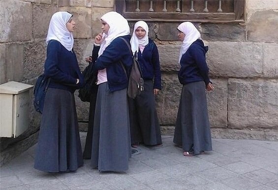 طالبات يرتدين العباءة في أول أيام العام الدراسي بفرنسا رغم الحظر