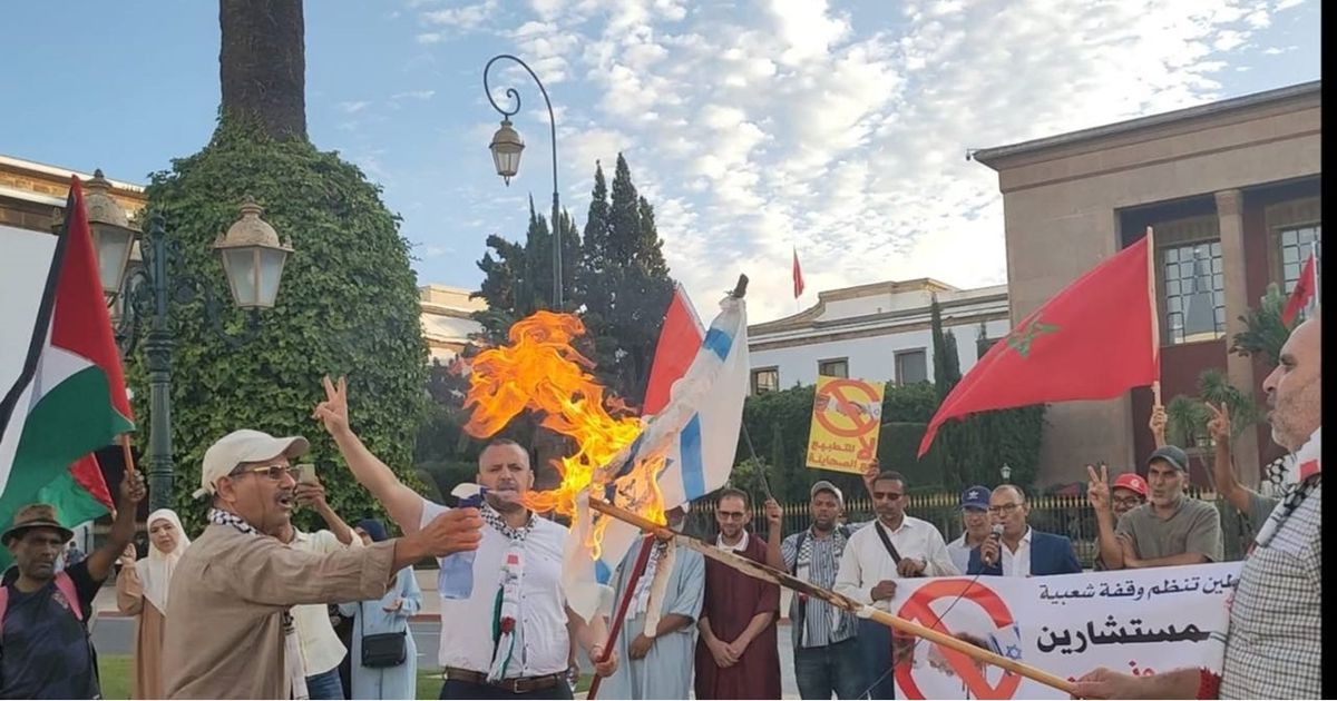 在摩洛哥议会大厦前焚烧犹太复国主义政权旗帜