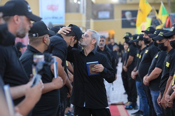 Nagpaalam ang mga Iraqi sa mga peregrino ng Arbaeen sa pamamagitan ng Pagbibigay ng mga Banal na Quran
