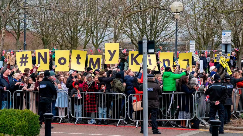  Продолжающиеся протесты против британской монархии
