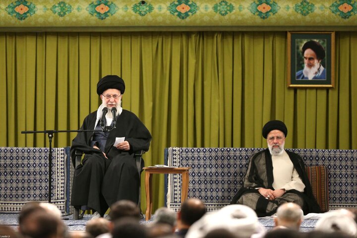 قائد الثورة: بعض الحكومات الإسلامية تساعد الكيان الصهيوني وهذه خيانة