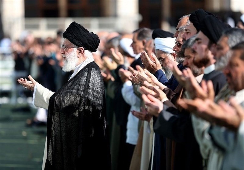 إقامة صلاة عيد الفطر المبارك بإمامة قائد الثورة الاسلامية في مصلى الإمام الخميني (ره)