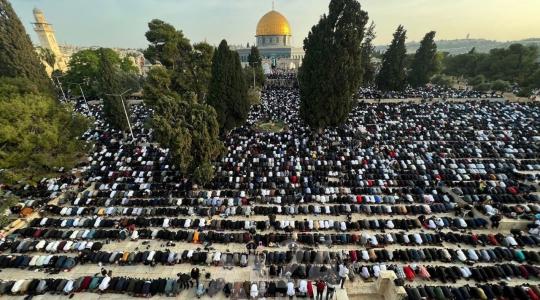 عشرات الآلاف من الفلسطينيين يؤدّون صلاة عيد الفطر في الأقصى المبارك