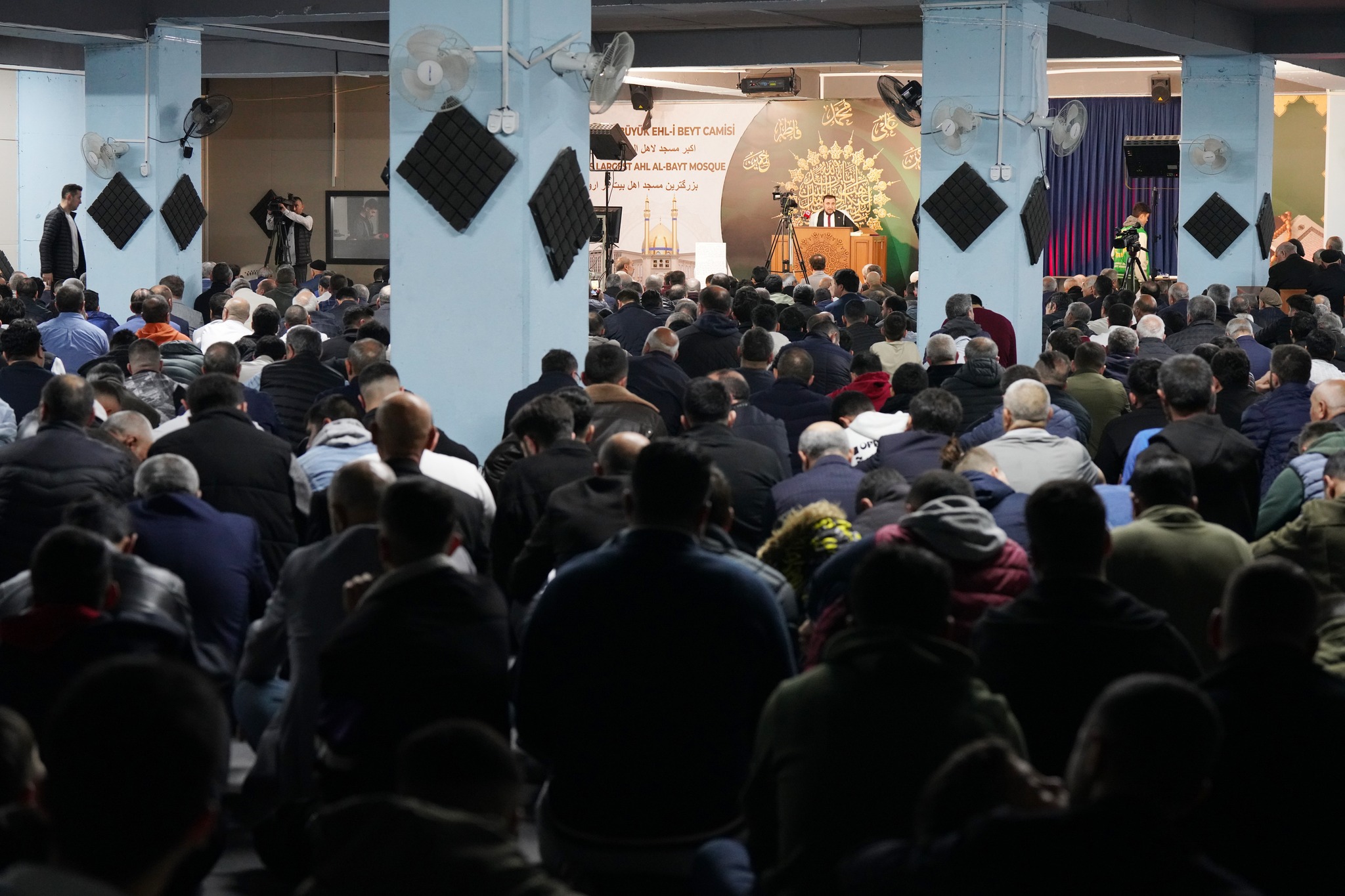 گزارش تصویری | اقامه نماز عید سعید فطر در بزرگ‌ترین مسجد شیعیان اروپا در شهر استانبول