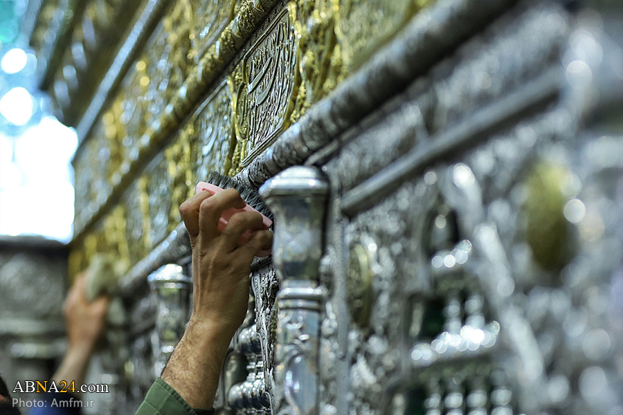 تقرير مصور/ إزالة الغبار عن ضريح السيدة فاطمة المعصومة عليها السلام بمناسبة عيد الفطر السعيد