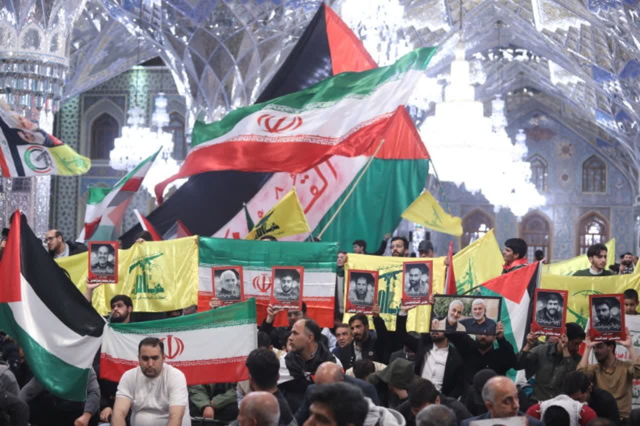 زوار حرم الإمام الرضا(ع) يتضرعون لنصرة مجاهدي الإسلام