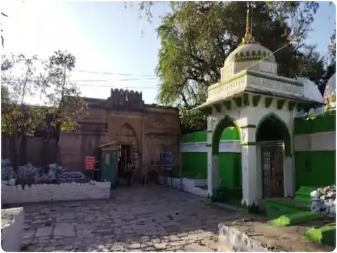 कमाल मौला मस्जिद के साथ अजमेर दरगाह, क़ुतुब मीनार और ताजमहल पर भी दावा