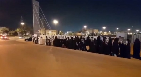 البحرين: اعتصام لعائلات المعتقلين السياسيين أمام مركز "شرطة 17" للمطالبة بالإفراج عن أبنائها