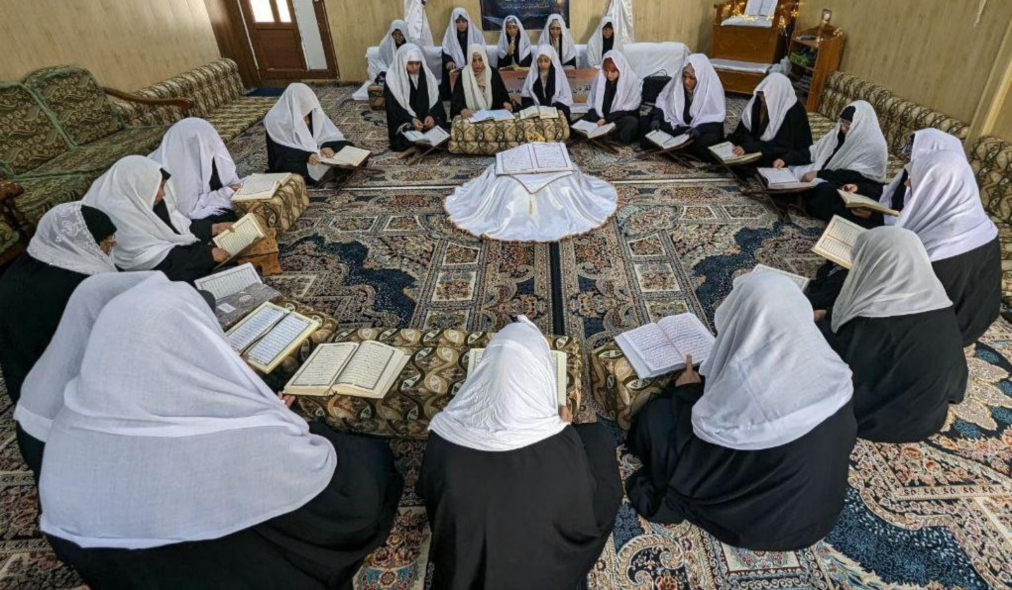 برعاية العتبة العباسية.. انجاز أكثر من 3000 ختمة قرآنية جماعية للسيدات خلال شهر رمضان المبارك