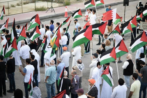 البحرينيون يهتفون في المنامة: "لا سفارة صهيونية على الأرض البحرينية"