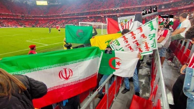 مشجعون في اسبانيا يتضامنون مع غزة و يرفعون شعار الصرخة وأعلام دول محور المقاومة