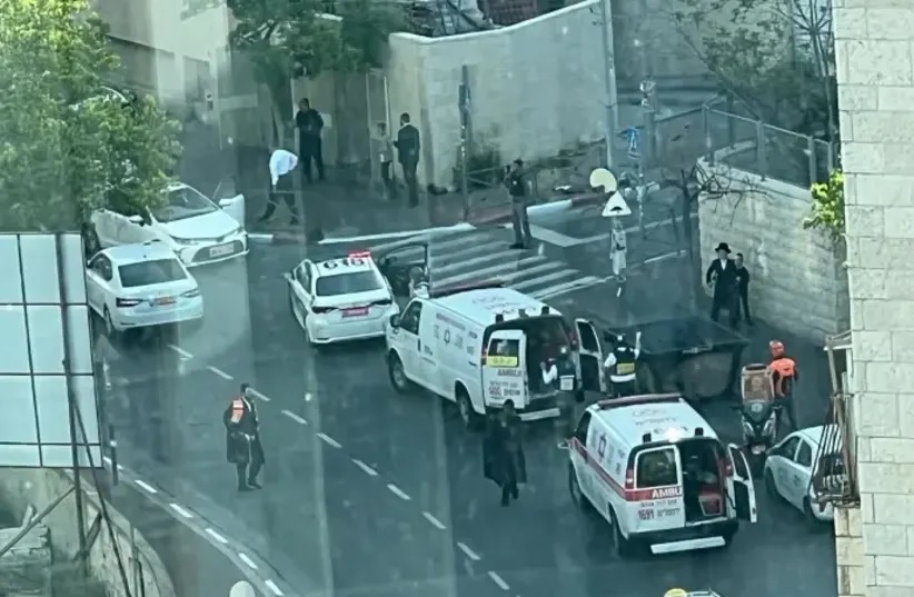  Three extremist Israeli settlers injured in car-ramming operation in al-Quds