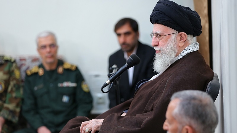 Revolutionsführer würdigt Leistung iranischer Streitkräfte - "Wir sollten keinen Moment anhalten"