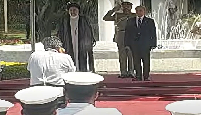 ایرانی صدر ابراہیم رئیسی کو وزیرِ اعظم ہاؤس میں گارڈ آف آنر پیش کیا گیا