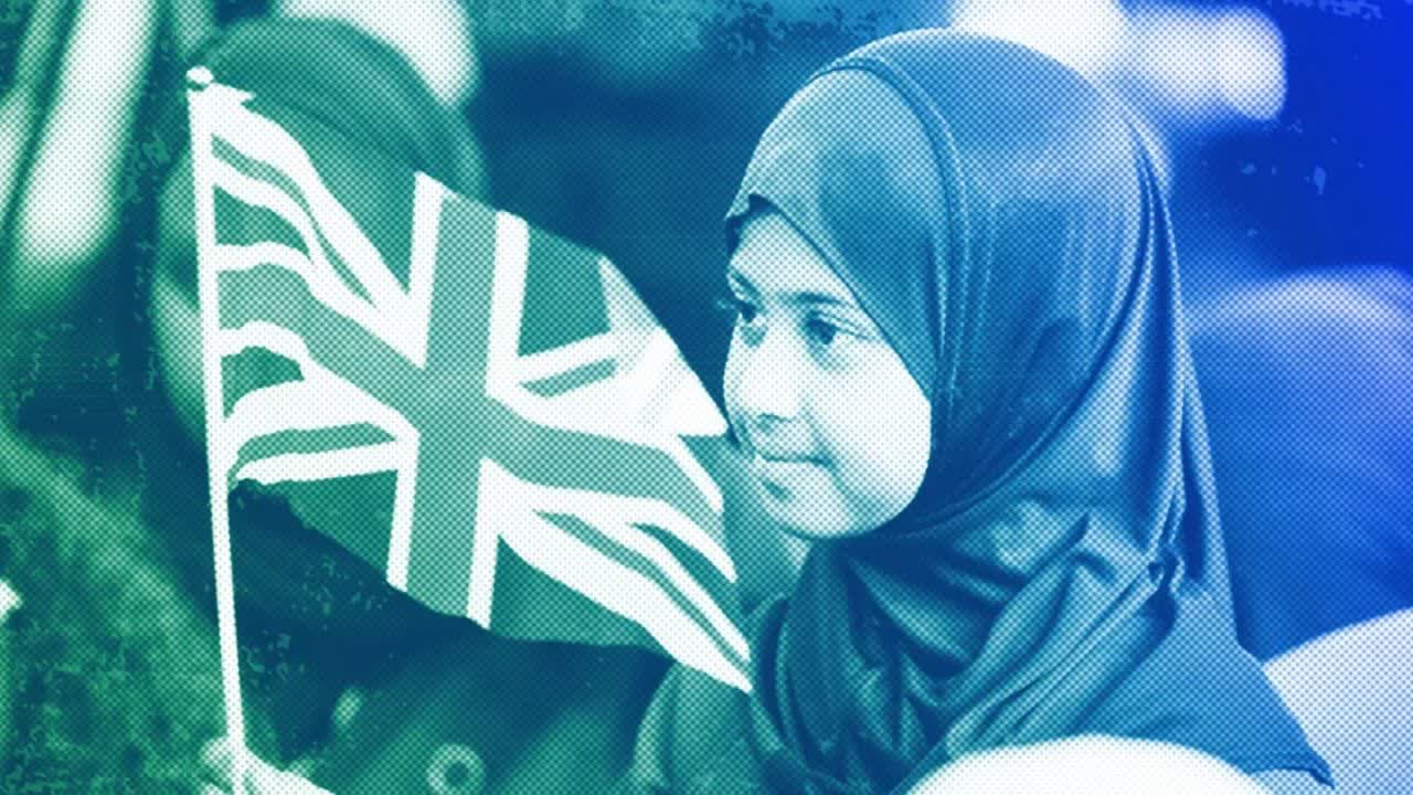 İngiliz ırkçılar örtülü kadınlara saldırdı