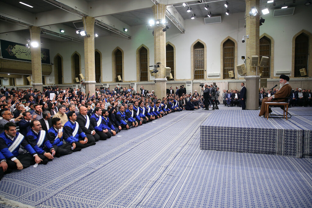 Photos: Imam Khamenei received workers