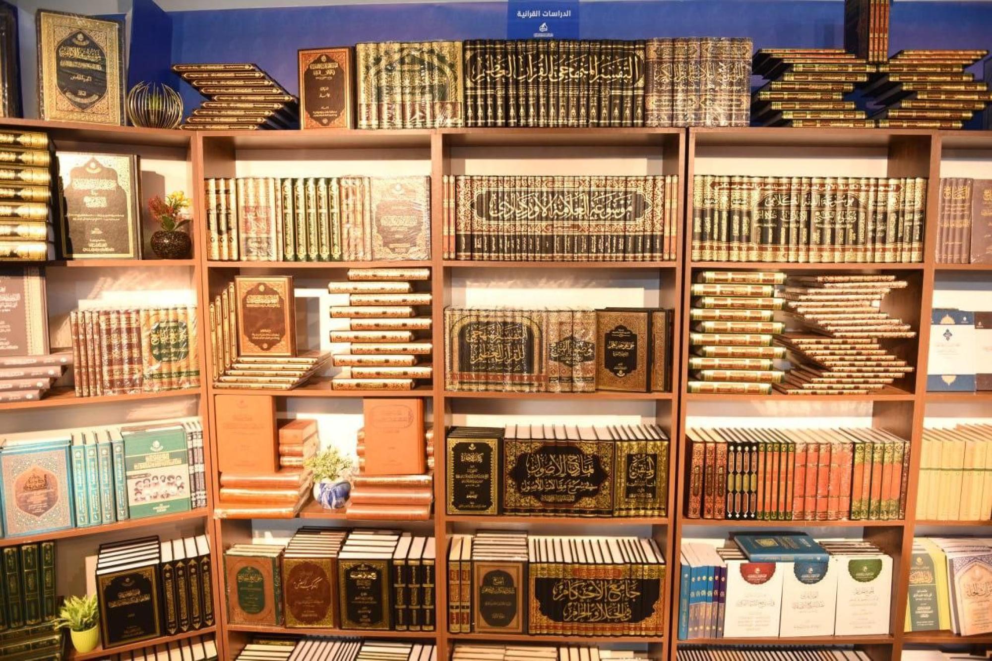 العتبة العباسية تشارك في معرض تونس الدولي للكتاب وتعرض مجموعة من إصداراته+(صور)