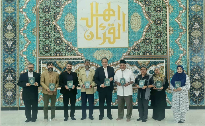 إهداء نسخة من القرآن الكريم خاصة بفلسطين إلى وفد العتبة الرضوية إلى ماليزيا