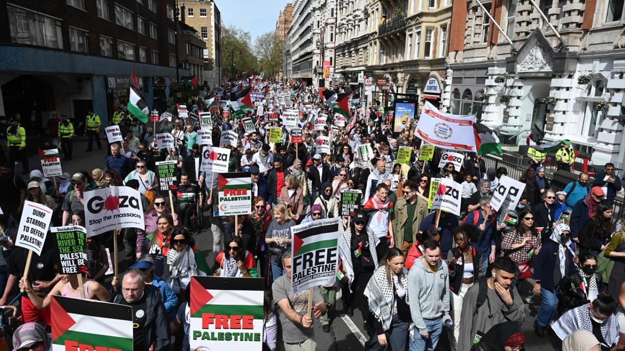 Gambar: Perarakan hebat penyokong Gaza di London