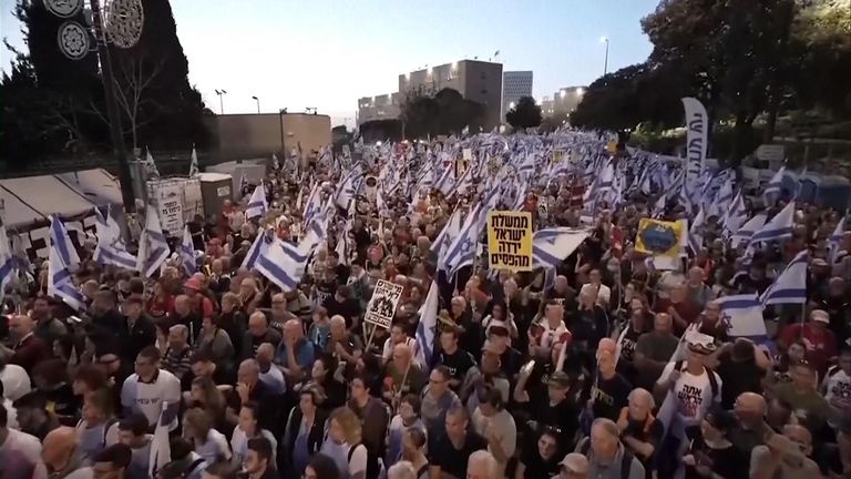 Anti-regime protesters in Tel Aviv call "stop the war"
