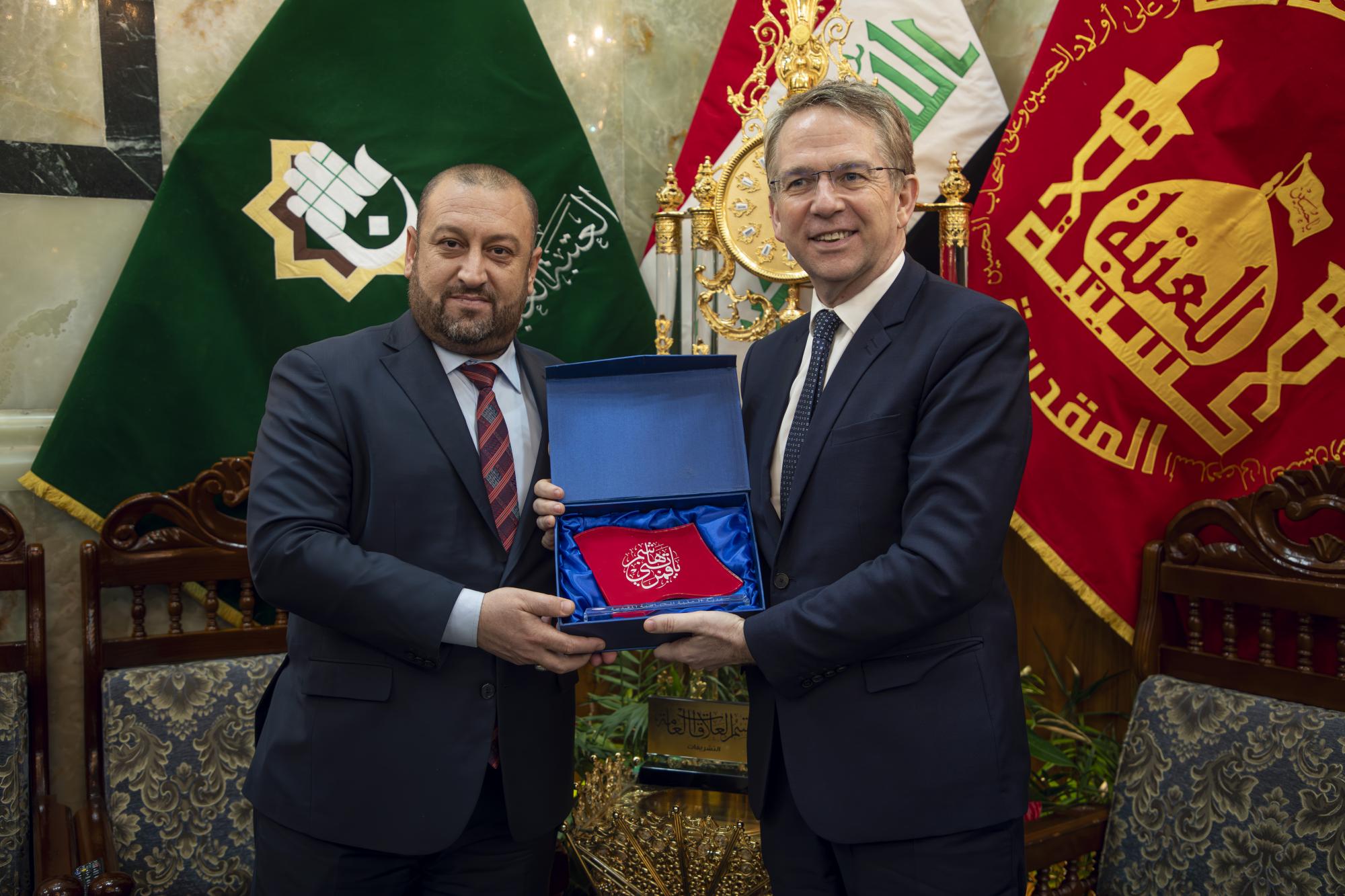 السفير الفرنسي يزور العتبة العباسية المقدسة ويشيد بمشاريعها+(صور)