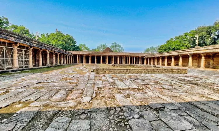 कमाल मौला मस्जिद परिसर में हिंदु प्रतीक चिह्नों का दावा, मुस्लिम पक्ष ने ठुकराया