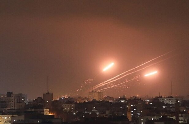 المقاومة الفلسطينية تدك مستوطنات غلاف غزة برشقاتٍ صاروخية.. وتسقط مسيّرة في المغازي