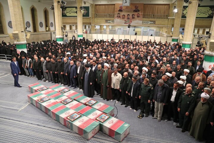 الامام الخامنئي يقيم الصلاة على جثامين الشهداء السبعة على طريق القدس