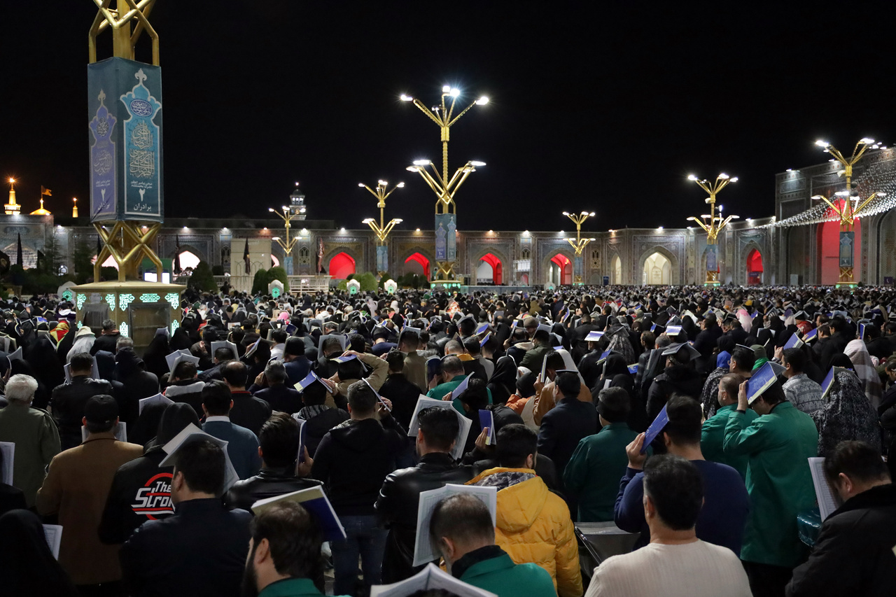 الزوار من 5 دول يدعون في الحرم الرضوي الشريف في ليلة لقدر لغزة بالنصر