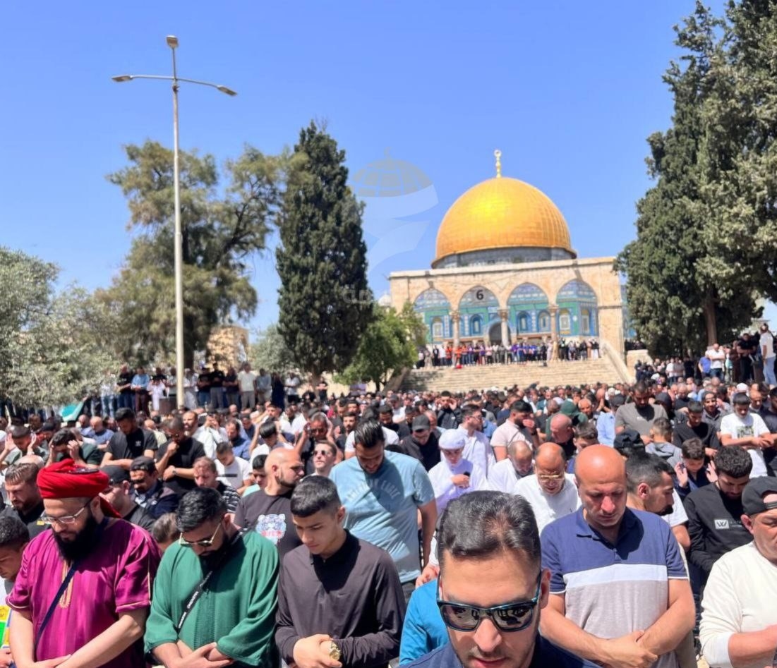 رغم التضييق.. عشرات آلاف الفلسطينيين يؤدون صلاة الجمعة الأخيرة من رمضان في الأقصى