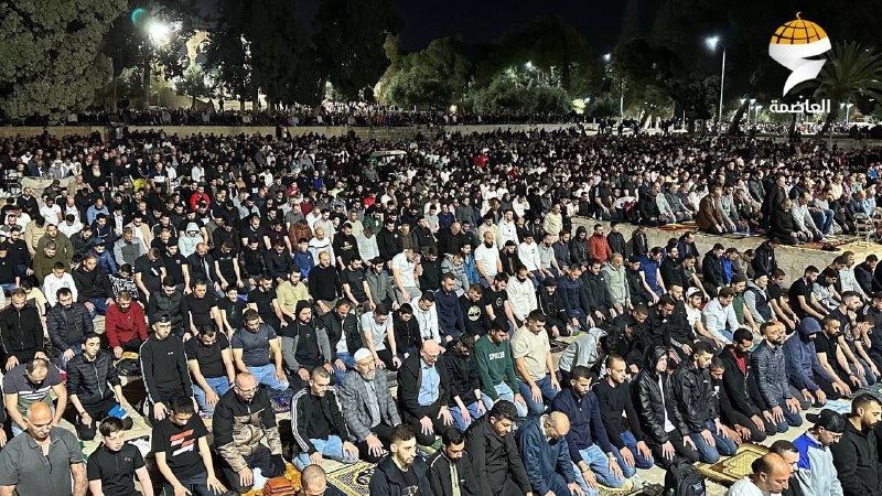 الآلاف يؤدون صلاتي العشاء والتراويح في المسجد الأقصى