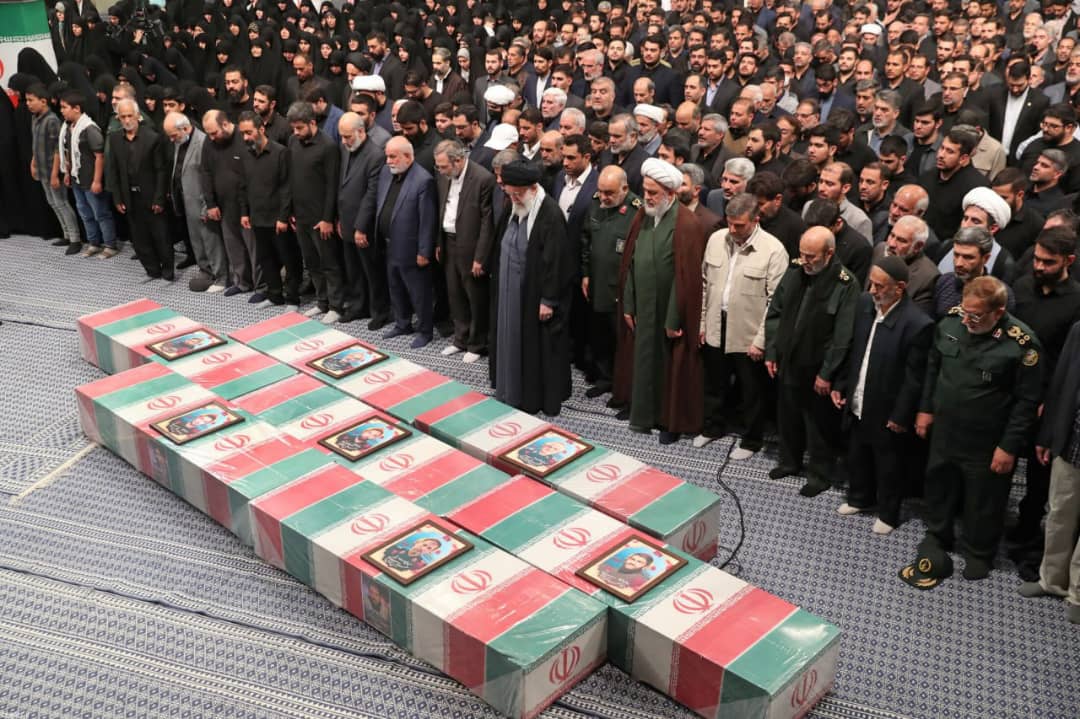 Ang Kataas-taasang Pinuno ay nagdarasal sa mga pitong bangkay ng mga martir ng Iranian sa Damascus 