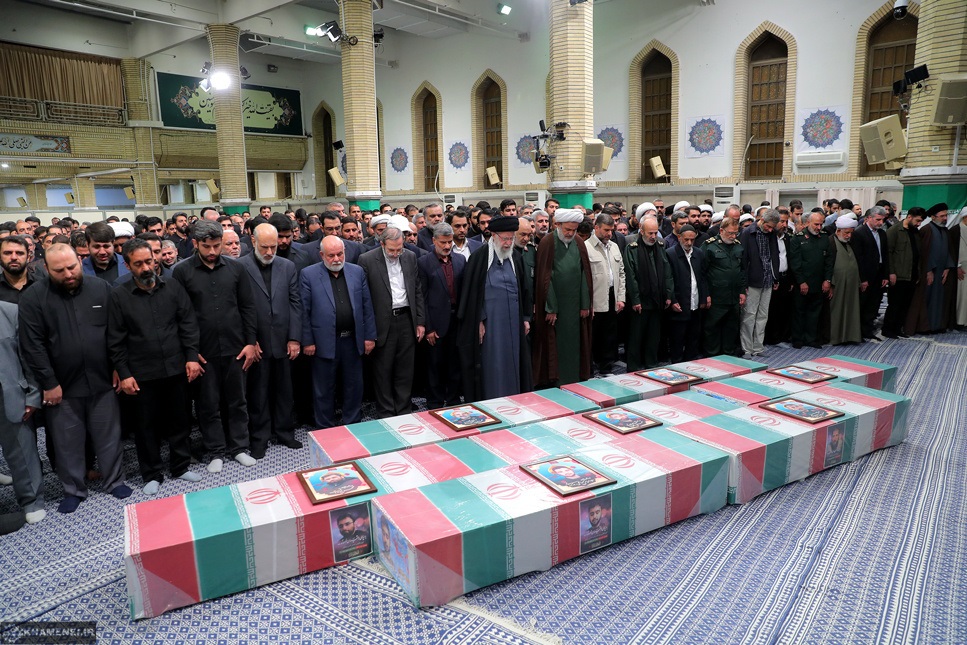 رہبر انقلاب نے راہ قدس کے سات شہیدوں پر نماز جنازہ ادا کی