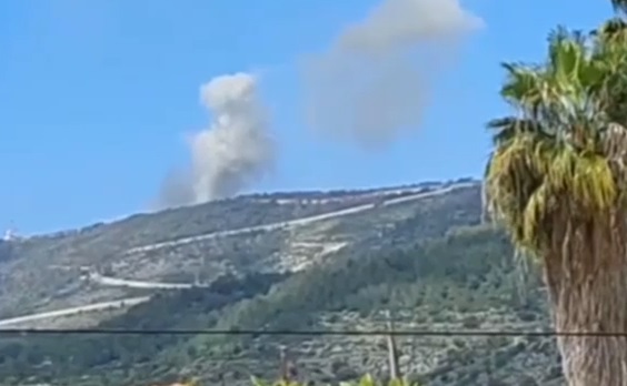 فيديو | حريق كبير في داخل موقع لجيش الاحتلال بالجليل الغربي جراء رشقة صاروخية لحزب الله