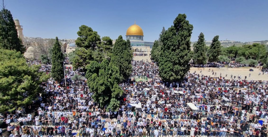 120,000 Palestinians perform Ramadan’s last Friday prayer at Al-Aqsa