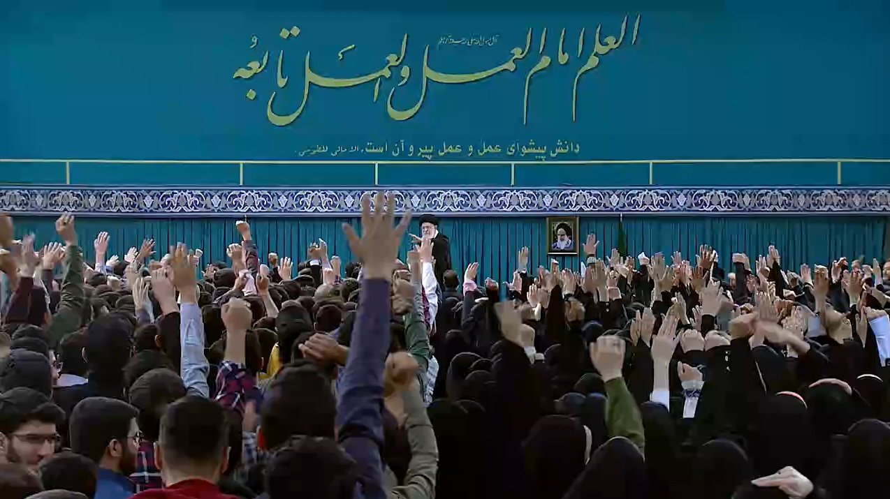فيديو | شعارات الطلاب المختلفة ترحيباً بقائد الثورة الإسلامية