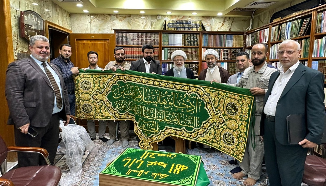 العتبة الحسينية تنصب ستائر مطرزة لتزين عدد من ابواب الحرم الحسيني الشريف