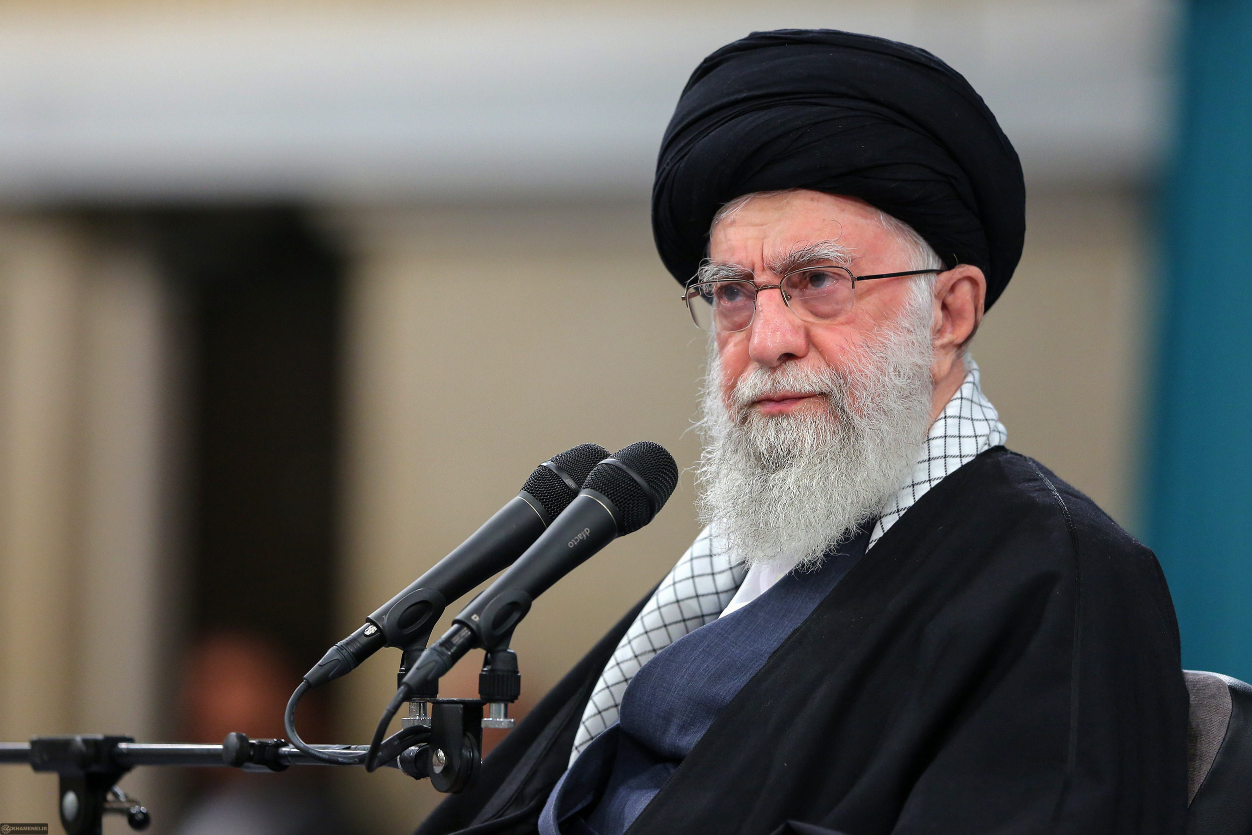 Di civîna xwendekaran de wiha hat gotin; Rêberê Înqilaba Îslamî: Heta ji destên xwe tê Qur'anê nas bikin, edalet tê wateya ji holê rakirina valahiya çînayetî ya di bikaranîna derfetan de.
