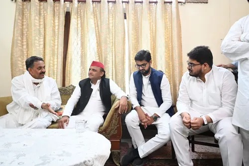 मुख़्तार अंसारी के घर पहुंचे सपा प्रमुख, सत्तधारी दल पर लगाए गंभीर आरोप