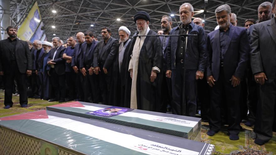 Le dirigeant iranien dirige la prière funéraire du chef du Hamas, Ismail Haniya