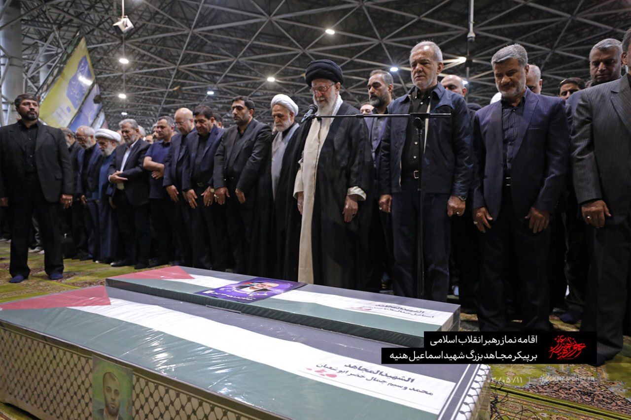 الإمام الخامنئي يؤم الصلاة على جثمان الشهيد اسماعيل هنية في طهران