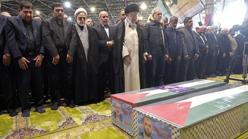 Preghiera dell'Imam Khamenei sul corpo del martire Ismail Haniyeh