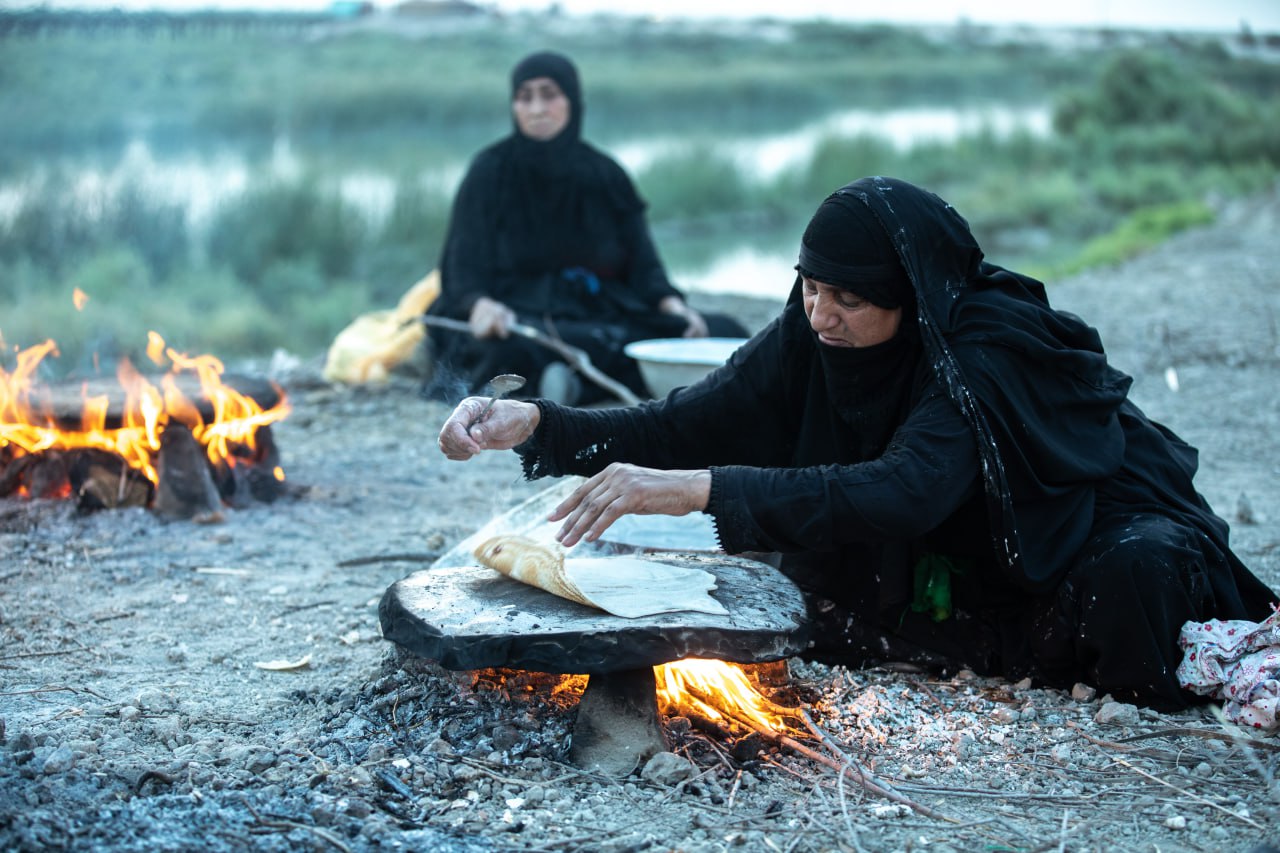 نساء يقمن بتقديم خدمات لزوار الأربعين باحدى مناطق محافظة ذري قار+(صور)
