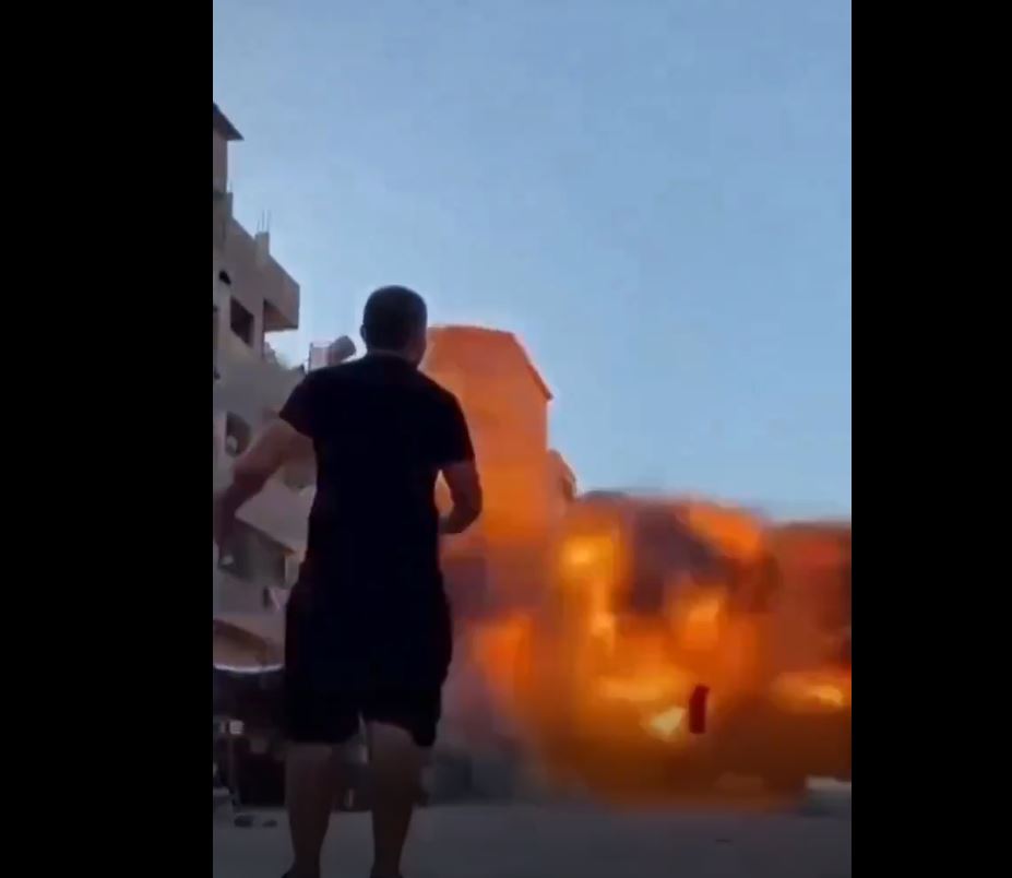 Video: Moment when Israeli warplanes bombed a house in Sheikh Radwan neighborhood, Gaza 