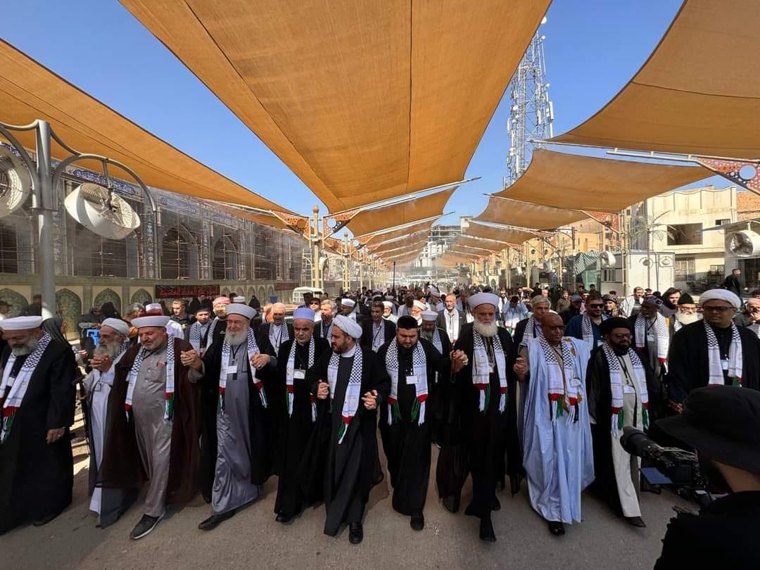 أعضاء وفد نداء الاقصى يؤدون زيارة مرقد الإمام الحسين(ع) وأخيه العباس(ع)+(صور)