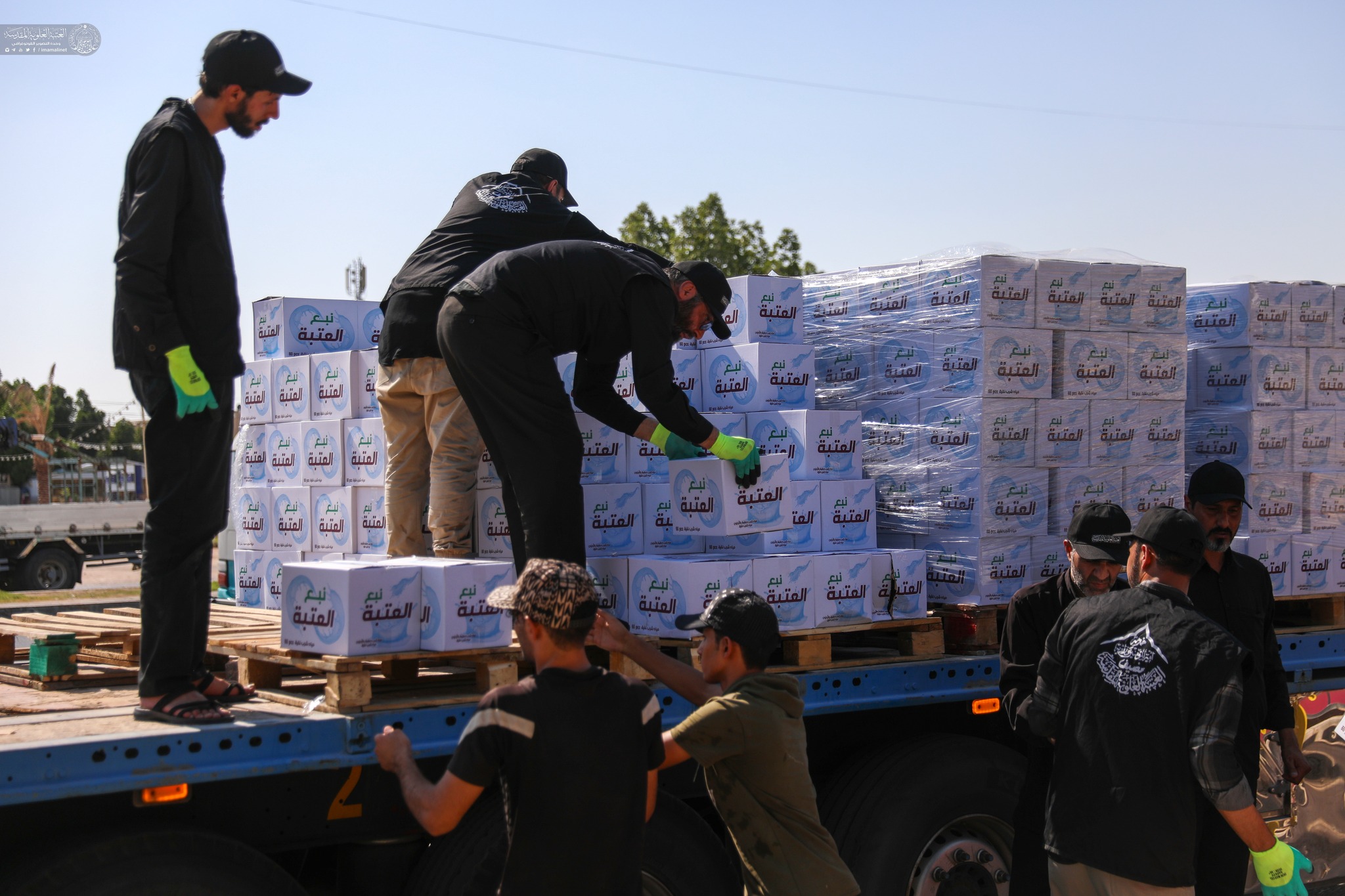  Santuário Imam Ali presta serviços a Husseini Mewkibs em Arbaeen, distribuindo gelo e água potável
