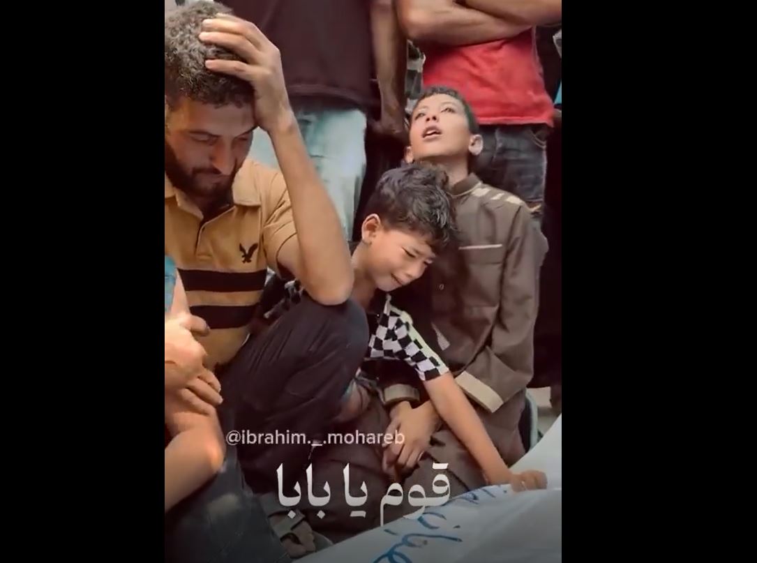 Video: A Palestinian child mourns his father martyred in Israeli airstrike in Khan Younis, Gaza